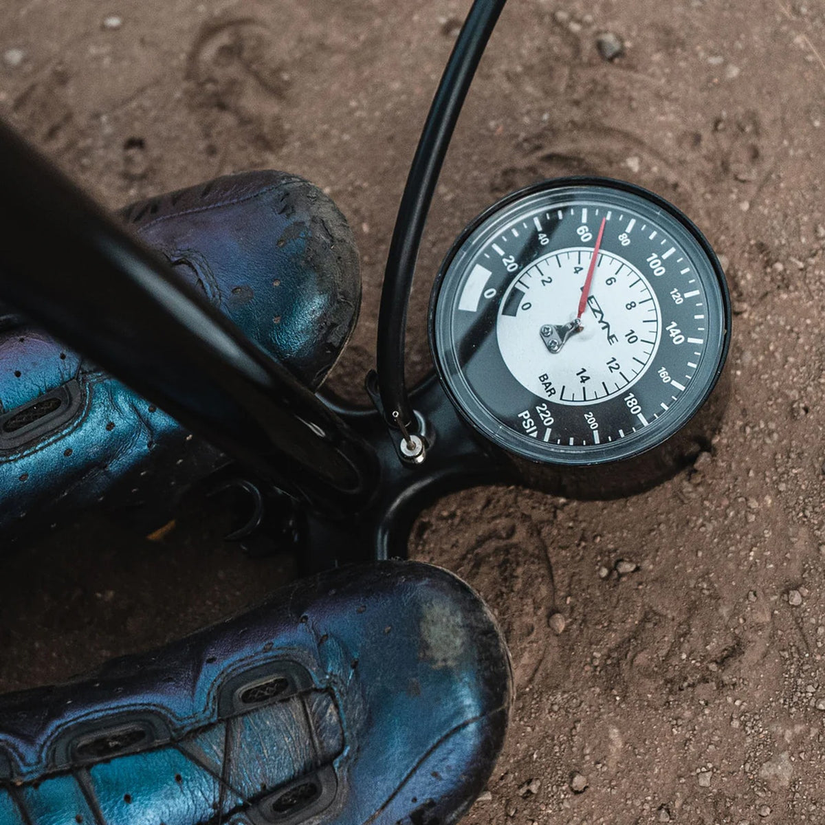Lezyne Classic Floor Pump Black Aluminum 220 PSI Presta Schrader Gauge 2