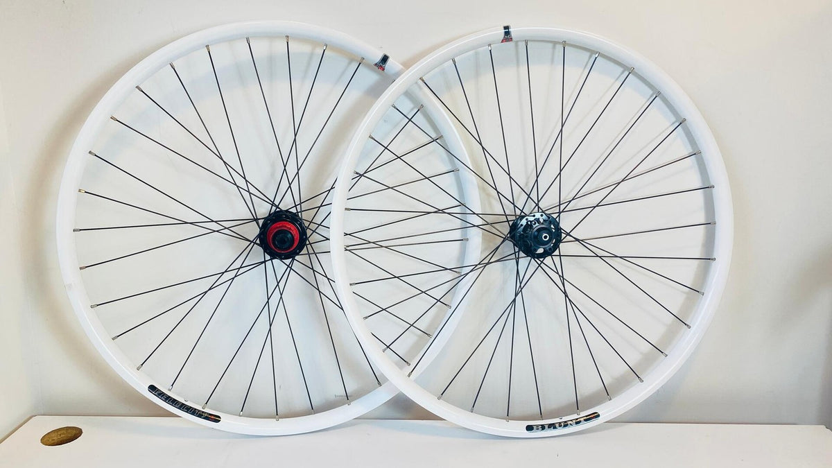 Velocity BLUNT 650b Disc Wheelset 32h 8-10 Speed 100/135 - White 1