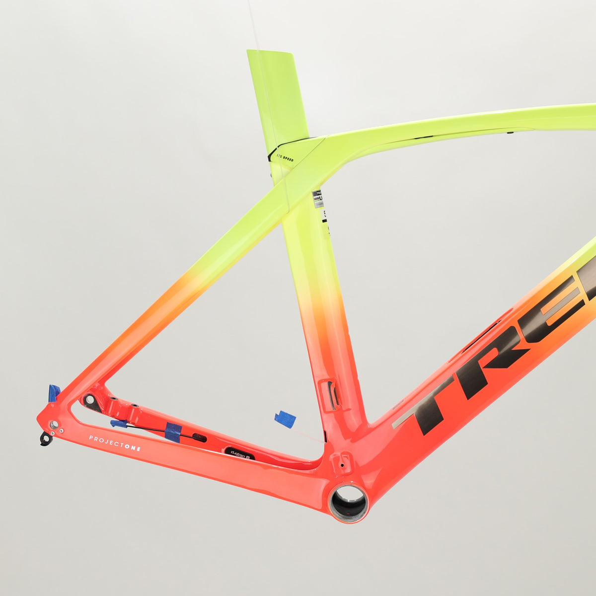 Trek Project 1 Madone SLR Gen 6 Disc Frame 56cm Coral Yellow Fade 2022 4
