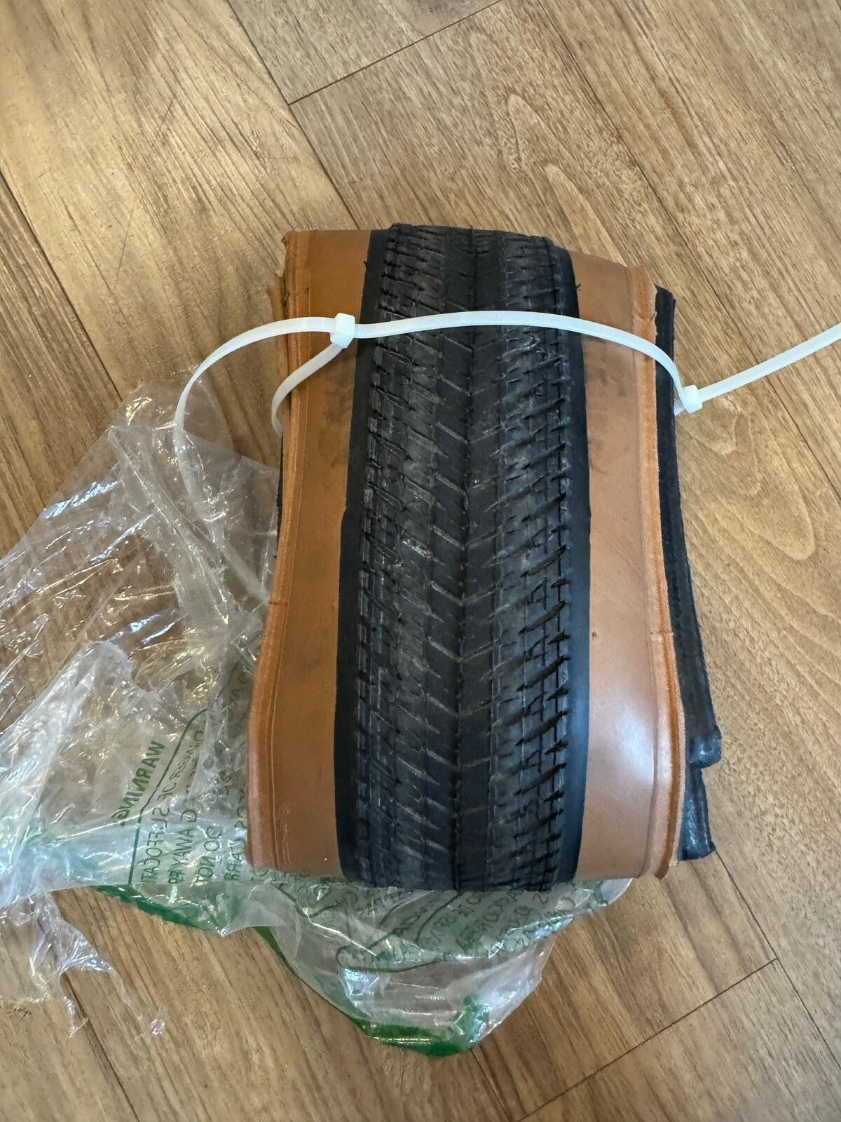 Maxxis DTH Tire 26x2.15 Black/Dark Tan Folding Bead SC / EXO 1