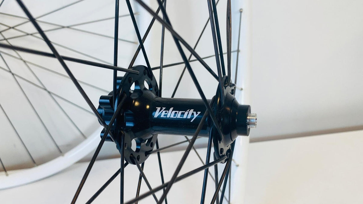 Velocity BLUNT 650b Disc Wheelset 32h 8-10 Speed 100/135 - White 4
